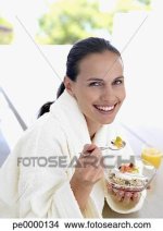 woman-robe-eating_~pe0000134.jpg