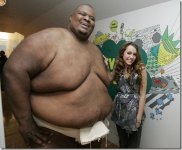 -with-sumo-wrestler-hannah-montana-2852097-444-366.jpg