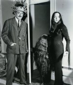 Gomez-and-Cousin-Itt-addams-family-5601636-511-588.jpg